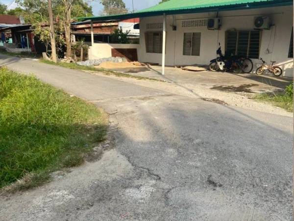 Lokasi kemalangan di mana seorang kanak-kanak berusia lima tahun maut dilanggar sebuah kenderaan SUV ketika menunggang basikal di hadapan rumah di Kampung Tok Sani, Butterworth pada petang Ahad.