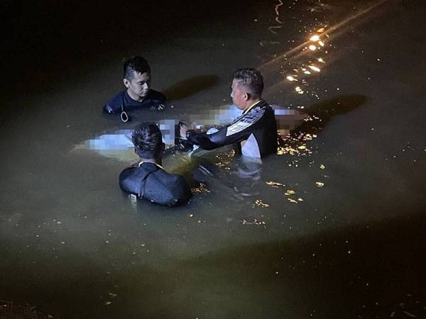 Anggota bomba menemukan mayat mangsa di dasar Sungai Tebrau berhampiran jambatan di Jalan Desa Mutiara, Johor Bahru pada malam Ahad.