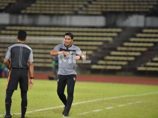 Nafuzi dilayangkan kad kuning ketika TFC menentang Sabah di Stadium Likas, Kota Kinabalu pada Ahad. - Foto FB MFL