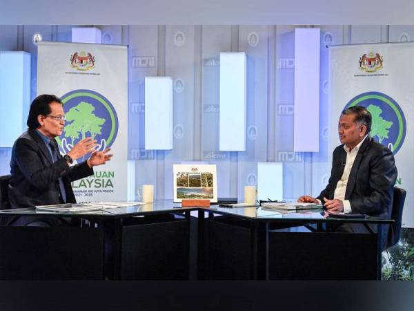 Menteri Tenaga dan Sumber Asli, Datuk Seri Dr Shamsul Anuar Nasarah ketika ditemu bual hos Sherkawi Jirim pada program Ruang Bicara bertajuk 'Komited Kekal Hijau' terbitan Bernama TV di Wisma Bernama pada Isnin. - Foto Bernama