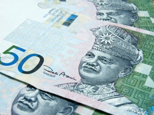 Seorang pemuda terkejut apabila mendapati wang simpanan berjumlah RM15,000 'hilang' dari akaun bank. - Foto 123RF