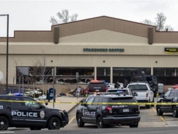 Sekurang-kurangnya enam orang maut selepas seorang lelaki melepaskan tembakan di sebuah pasar raya di Boulder, Colorado, Amerika Syarikat pada Isnin. - Foto AFP