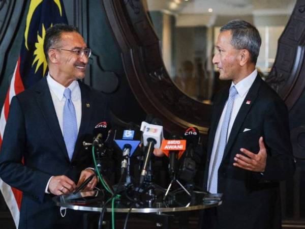 Menteri Luar Datuk Seri Hishammuddin Tun Hussein dan rakan sejawatnya dari Singapura, Dr Vivian Balakrishnan di Putrajaya hari ini. Foto FB Hishammuddin 