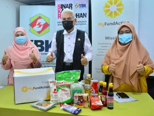 Zainal (dua dari kiri) bergambar bersama kotak makanan yang akan diberikan kepada golongan memerlukan pada majlis pelancaran Program SKR di Petaling Jaya, Selangor. Foto: Asril Aswandi Abd Shukor