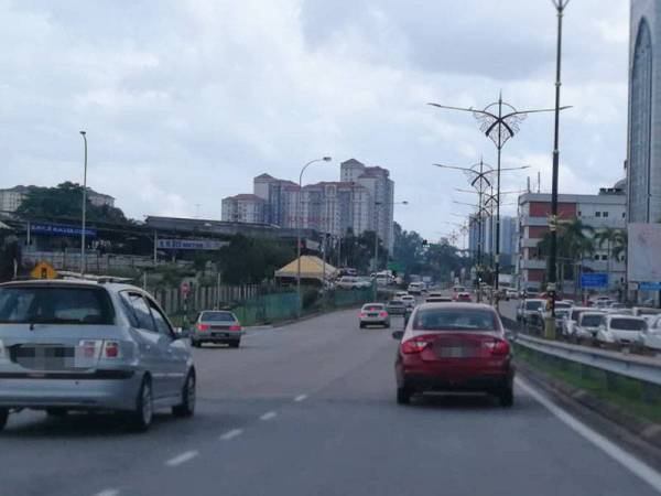 Kebiasaannya peniaga akan menjual makanan di kawasan persimpangan lampu isyarat pusat beli belah Angsana Johor Bahru Mall, Johor Bahru.