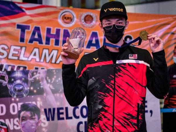 Zii Jia mempamerkan medal yang dimenangi setelah muncul juara All England 2021 setibanya di KLIA, petang tadi.