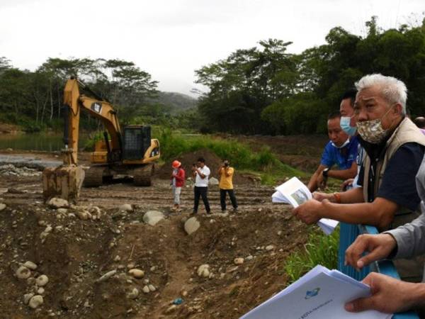 Bung Moktar (kiri) ketika melawat tapak projek menaik taraf sistem bekalan air Kota marudu Sungai Bandau di sini pada Selasa.
--foto BERNAMA (2021) HAK CIPTA TERPELIHARA
