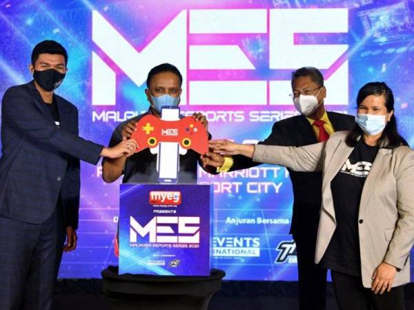 Reezal Merican menyempurnakan pelancaran Malaysia Esport 2021 di Putrajaya pada Selasa. Hadir sama Aiman Haq (kiri), Pengarah Eksekutif MyEG Services Berhad, Prof Datuk Raja Munir Shah Raja Mustapha (dua, kanan) dan Ketua Pegawai Eksekutif MyEvent International Sdn Bhd, Hema Kendy (kanan).
--fotoBERNAMA (2021) HAK CIPTA TERPELIHARA