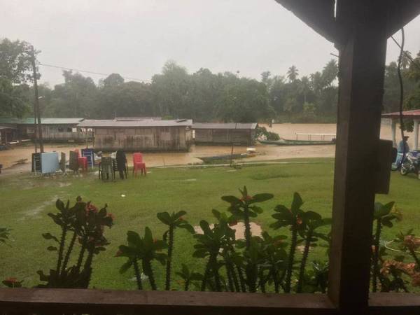 Keadaan air Sungai Tembeling di Kampung Bantal pada pagi Rabu.