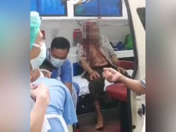 Mangsa menerima rawatan awal sebelum dibawa ke Hospital Teluk Intan. Foto: ihsan pembaca