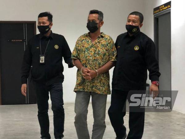 Shafie (tengah) dikawal ketat anggota SPRM ketika dibawa keluar dari lokap Mahkamah Kota Bharu menuju ke bilik Mahkamah Sesyen Kota Bharu pada Rabu.