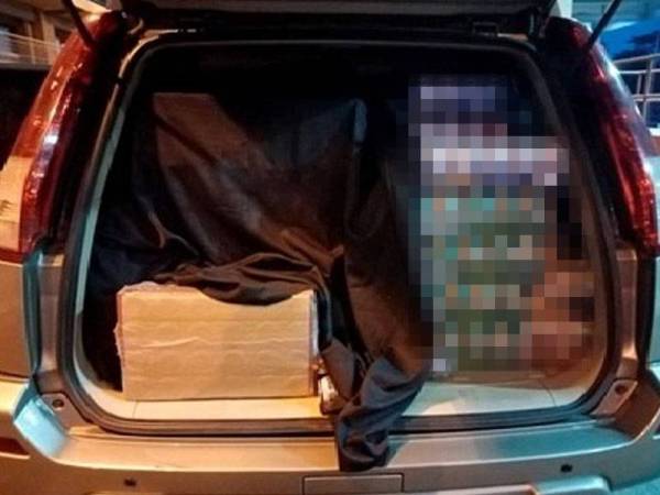 Kastam merampas minuman keras yang disembunyikan dalam sebuah MPV selepas ditahan di Forest City, Gelang Patah, Iskandar Puteri pada Sabtu.