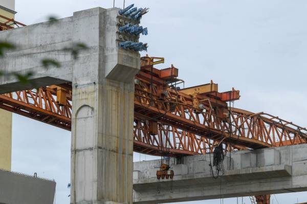 Lokasi kejadian komponen kren gantri terjatuh di tapak pembinaan Lebuh Raya Bertingkat Sungai Besi Ulu-Klang Expressway (SUKE) berhampiran Puncak Banyan, Persiaran Alam Damai, Cheras hari ini. -Foto Bernama