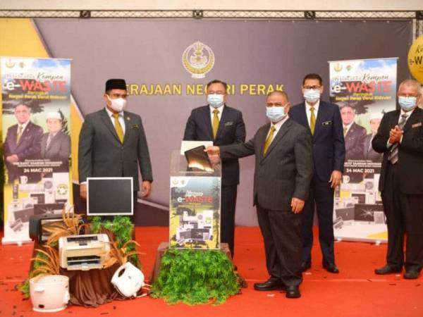 Saarani (tengah) menyempurnakan gimik Pelancaran Kempen e-Waste Peringkat Negeri Perak di Bangunan Perak Darul Ridzuan di Ipoh pada Rabu.