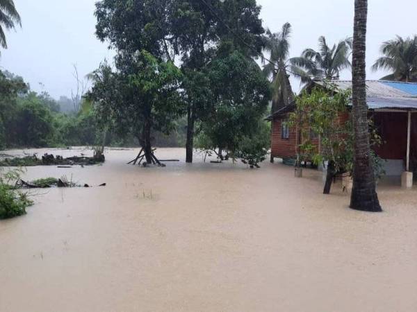 Kampung Gudang Rasau turut dinaiki air.