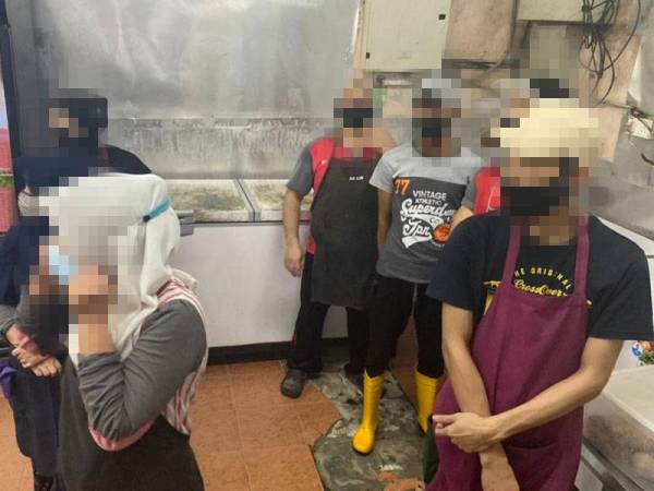 Antara pekerja warga asing yang diperiksa Imigresen dalam Ops Selera di dua buah restoran do Kajang dan Putrajaya pada Selasa.