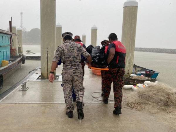 Mayat mangsa dibawa ke jeti LKIM Tanjung Sepang, Kota Tinggi sebelum dihantar ke Hospital Kota Tinggi pada Rabu. -Foto: Ihsan Maritim