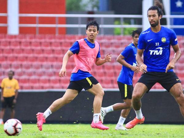 Luqman Hakim bersama pemain Harimau Malaya lain giat menjalani latihan pusat skuad negara di Pusat Latihan Johor Darul Ta'zim (JDT) di Johor Bahru pada Rabu.