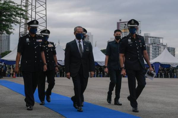 Perdana Menteri Tan Sri Muhyiddin Yassin (tengah) ketika hadir pada perbarisan sempena sambutan Peringatan Hari Polis ke-214 di Dataran Kawad Pusat Latihan Polis (Pulapol) di sini hari ini.  -Foto Bernama