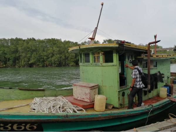 Bot nelayan kelas A Ini dinaiki enam sekawan untuk keluar memancing di laut pada Isnin. - Foto ihsan Maritim Malaysia