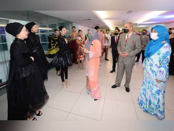 Noraini (tengah) bersama Mohd Shukri (dua dari kanan) beramah mesra dengan pelajar selepas selesai melancarkan International Fashion Collection 2021 yang diadakan di MSU. - FOTO ROSLI TALIB