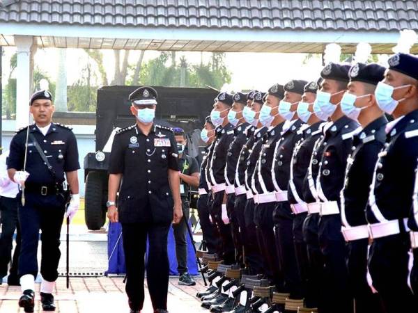 Hasanuddin memeriksa kawalan kehormatan 51 anggota dan dua pegawai diketuai Asisten Superintendan Azmirul Abdul Aziz sempena sambutan peringatan Hari Polis ke-214 di Ibu Pejabat Polis Kontinjen (IPK) Kedah. - FOTO: Polis Kedah