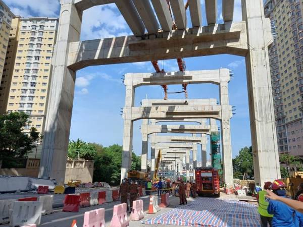 Lokasi kejadian kren 'launcher' terjatuh di tapak pembinaan Lebuhraya Projek Lintasan Sungai Besi-Ulu Kelang (SUKE).
