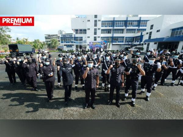 Sebahagian pegawai dan anggota polis daerah Sandakan melaungkan kata-kata semangat selepas sambutan Peringatan Hari Polis ke-214 di Ibu Pejabat Polis Daerah Sandakan pada Khamis.