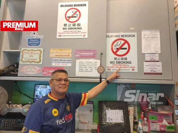 Ramli menunjukkan papan tanda larangan merokok yang ditampal pada dinding restoran miliknya di Bandaraya Kuantan pada Isnin.