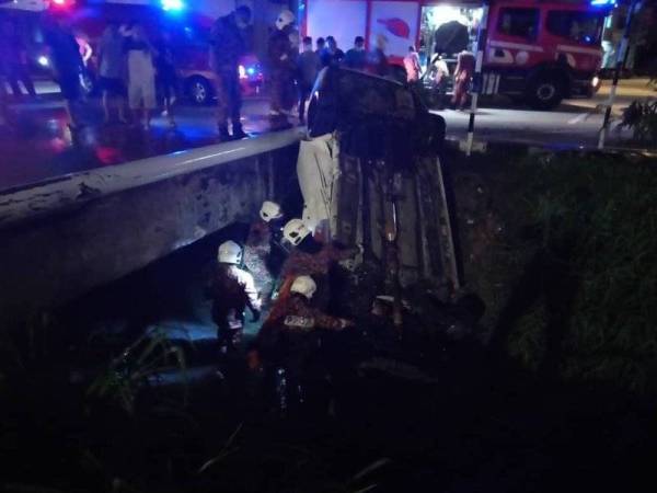 Anggota bomba menyelamatkan mangsa yang tersepit dalam kenderaan. - Foto Ihsan bomba)