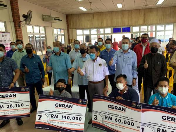 Penerima geran bergambar bersama Che Abdullah sempena Program Lawatan Kerja Agropreneur Muda di KADA Tumpat pada Jumaat.