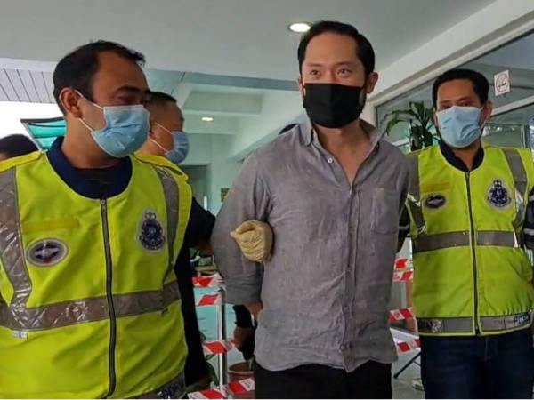 Chan Eu Boon, 34, (tengah) dibawa ke Mahkamah Majistret Shah Alam atas tuduhan menggunakan laman web yang menyiarkan hantaran bertajuk 'Top 10 Sugar Baby University In Malaysia', sehingga menimbulkan kegentaran awam,pada 24 Februari lalu.