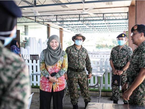 Suraya (kiri) beramah mesra bersama peserta yang terlibat dalam Misi Bantuan Bekalan Air Negeri Kedah oleh Rejimen Pakar Air RAJD (Askar Wataniah) pada Khamis.