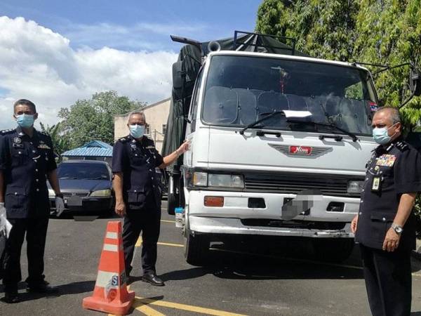 Che Zakaria (dua dari kanan) ketika melihat lori yang dirampas selepas sidang akhbar di Ibu Pejabat Polis daerah (IPD) Port Dickson pada Jumaat.