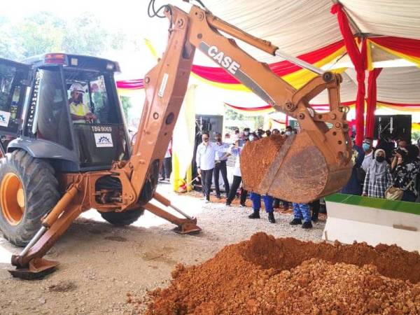 Amirudin memandu jengkaut sebagai simbolik perasmian pada Majlis Pelancaran Hab Sekuriti Makanan di SSAP Changkat Menteri, Sabak Bernama pada Jumaat.