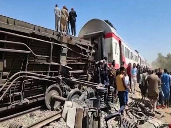 Beberapa gerabak turut terbalik dalam kejadian di daerah Tahta, wilayah Sohag yang terletak kira-kira 460 kilometer di selatan Kaherah pada Jumaat. - Foto: AFP