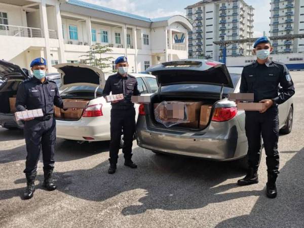 PPM Pelabuhan Klang merampas rokok seludup dan enam buah kenderaan dalam serbuan di kawasan parkir sebuah kondominium di Puchong, Selangor pada Jumaat.