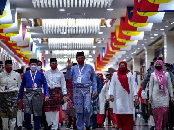 Mohamad (tengah) ketika hadir pada acara perasmian serentak Persidangan Wanita, Pemuda dan Puteri UMNO di Dewan Merdeka, Pusat Dagangan Dunia Kuala Lumpur sempena Perhimpunan Agung UMNO (PAU) 2020 hari ini. - Foto Bernama