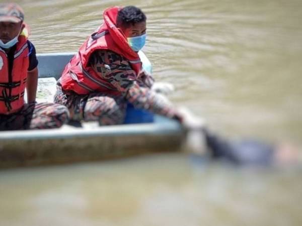 Anggota bomba mengangkat mayat lelaki yang ditemukan dalam Sungai Pumpong di Alor Setar pada Sabtu. - Foto: Ihsan JBPM Kedah