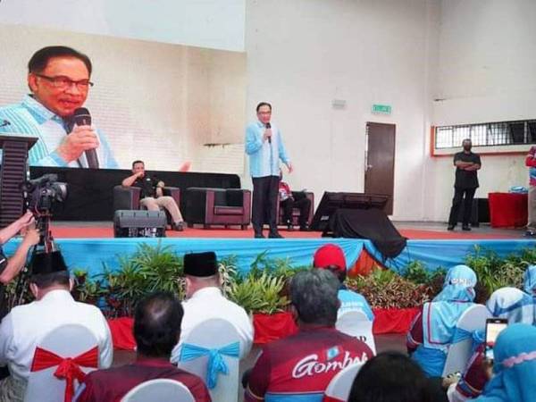 Anwar berucap di hadapan anggota PKR Cabang Gombak sewaktu Program Bicara Presiden di Parlimen berkenaan, pada Sabtu. - Foto: Ihsan FB Anwar Ibrahim