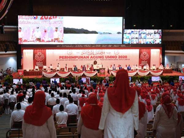 Ahli perwakilan UMNO yang hadir pada acara perasmian serentak Persidangan Wanita, Pemuda dan Puteri UMNO di Dewan Merdeka, Pusat Dagangan Dunia Kuala Lumpur sempena Perhimpunan Agung UMNO (PAU) 2020pada Sabtu. - Foto Bernama