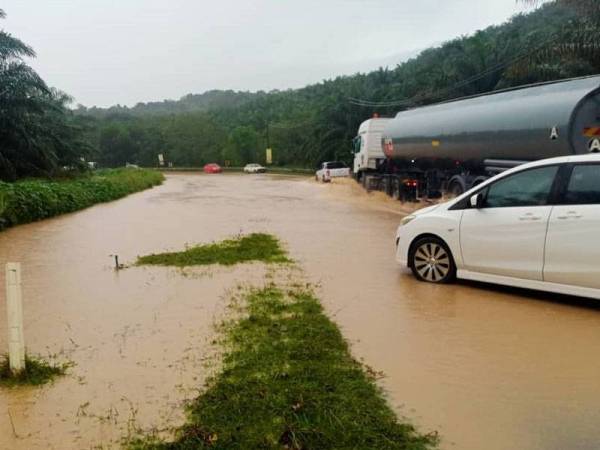 Keadaan jalan lama Mambau-Port Dickson yang dilanda banjir kilat pada Sabtu.