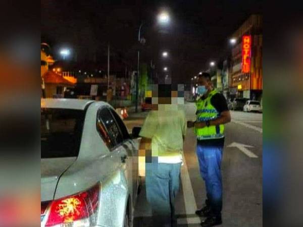 Anggota polis melakukan Ops Mabuk sekitar Bentong pada malam Jumaat sehingga Sabtu. - Foto: Ihsan PDRM