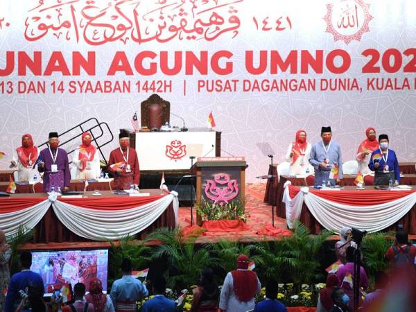 Timbalan Presiden UMNO Datuk Seri Mohamad Hassan bersama Naib Presiden UMNO, Datuk Seri Ismail Sabri Yaakob dan anggota Majlis Tertinggi UMNO pada acara perasmian serentak Persidangan Wanita, Pemuda dan Puteri UMNO di Dewan Merdeka, Pusat Dagangan Dunia Kuala Lumpur (WTC KL) sempena Perhimpunan Agung UMNO (PAU) 2020 pada Sabtu. - Foto Bernama