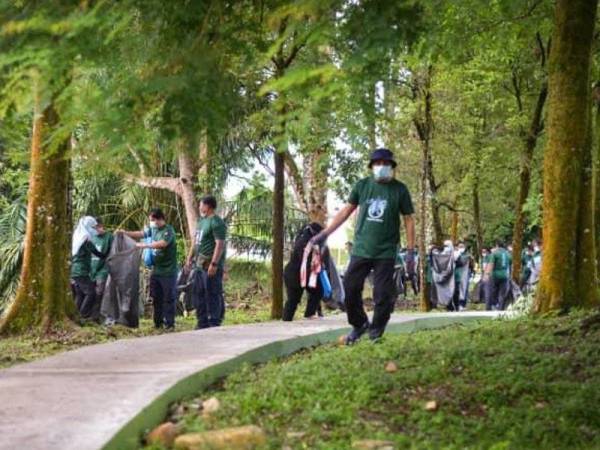 Aktiviti gotong royong di Sungai Batu Tegoh, Taiping melibatkan penyertaan 150 orang dalam kalangan masyarakat setempat, pengilang, jabatan kerajaan serta rakan strategi lain.