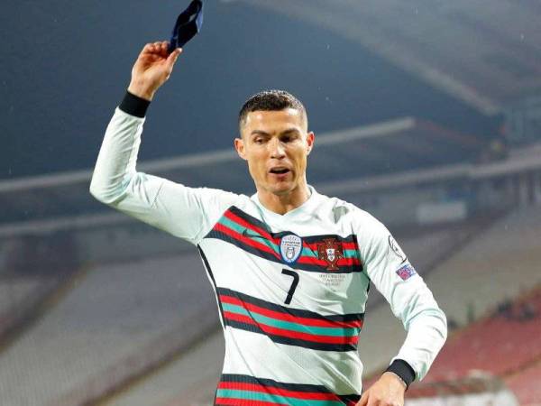 Ronaldo membaling lilitan kapten yang dipakainya beberapa minit sebelum aksi Portugal menentang Serbia yang tamat. 