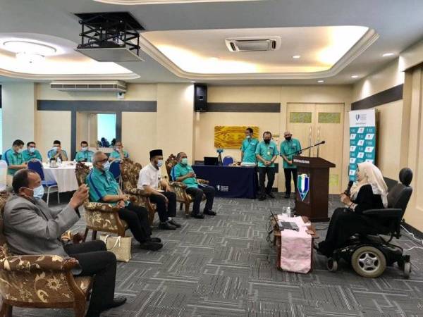 Dr Ruzita berkongsi kisah dan pengalamannya bersama pelajar dan staf OKU UMP pada Siri Bicara Cendekiawan Mulia Kali Ke-13 anjuran Pusat Sains Kemanusiaan UMP di Dewan Bankuet, Canseleri, UMP Kampus Gambang di sini baru-baru ini.