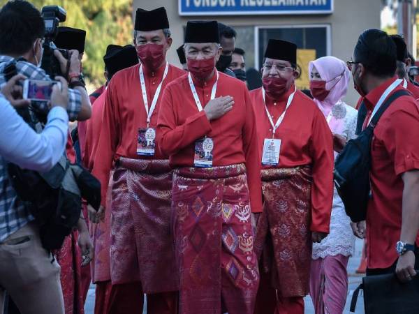 Ahmad Zahid bersama Timbalan Presiden UMNO Datuk Seri Mohamad Hassan ketika hadir pada Perasmian Persidangan Perhimpunan Agung UMNO (PAU) 2020 di Pusat Dagangan Dunia Kuala Lumpur (WTCKL) hari ini. - Foto Bernama