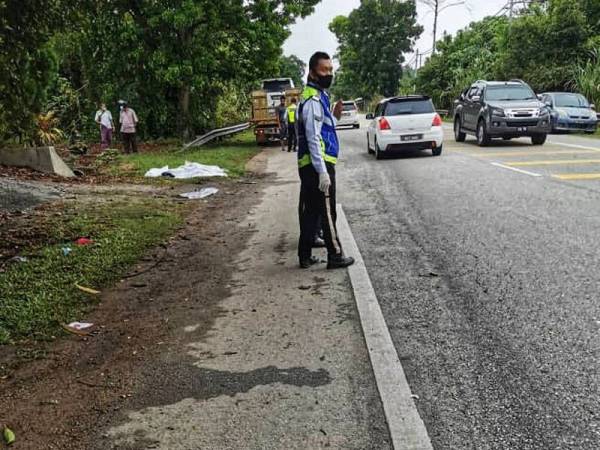 Lokasi kemalangan di KM5 Jalan Jerantut-Temerloh, berhampiran simpang Kampung Pisang, Jerantut pada Ahad. - Foto: Ihsan PDRM