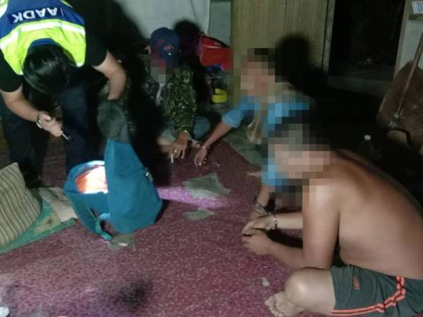 Pegawai penguat kuasa AADK memeriksa beg milik suspek yang ditahan dalam Ops Perdana pada Ahad. -Foto: ihsan AADK Perak.